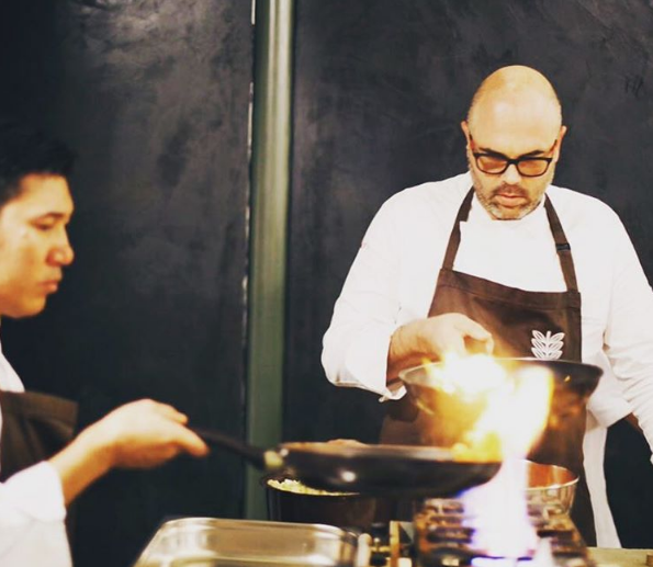 O chef venezuelano Carlos Garcia na cozinha do refeitório