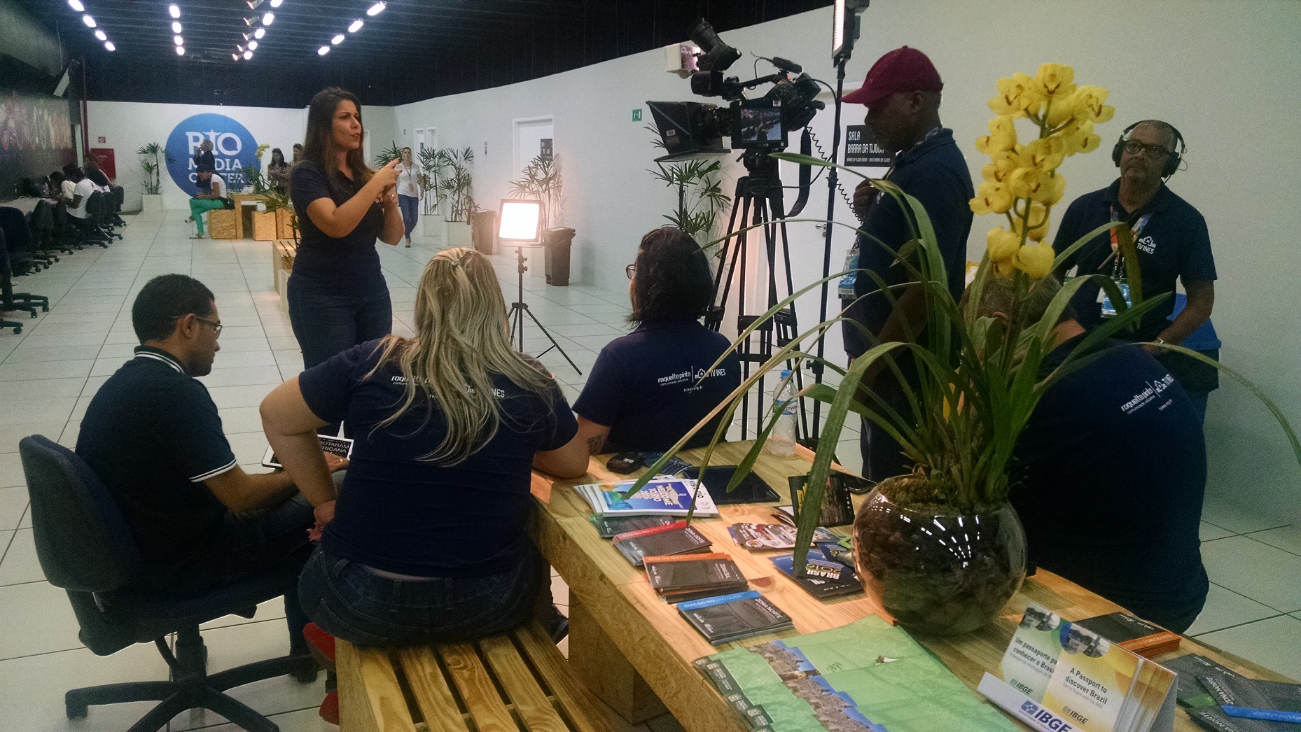 A equipe de trabalha com Clarissa inclui cinegrafistas, profissionais de luz e som e intérpretes. Foto de Carla Zacconi