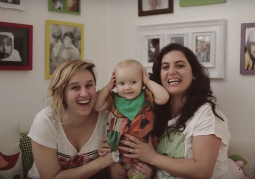Renata e Bianca, mães de Valentina: a família está no vídeo da campanha