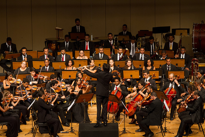 A Orquestra Juvenil da Bahia sob a batuta do maestro Ricardo Castro: em Paris (Foto: