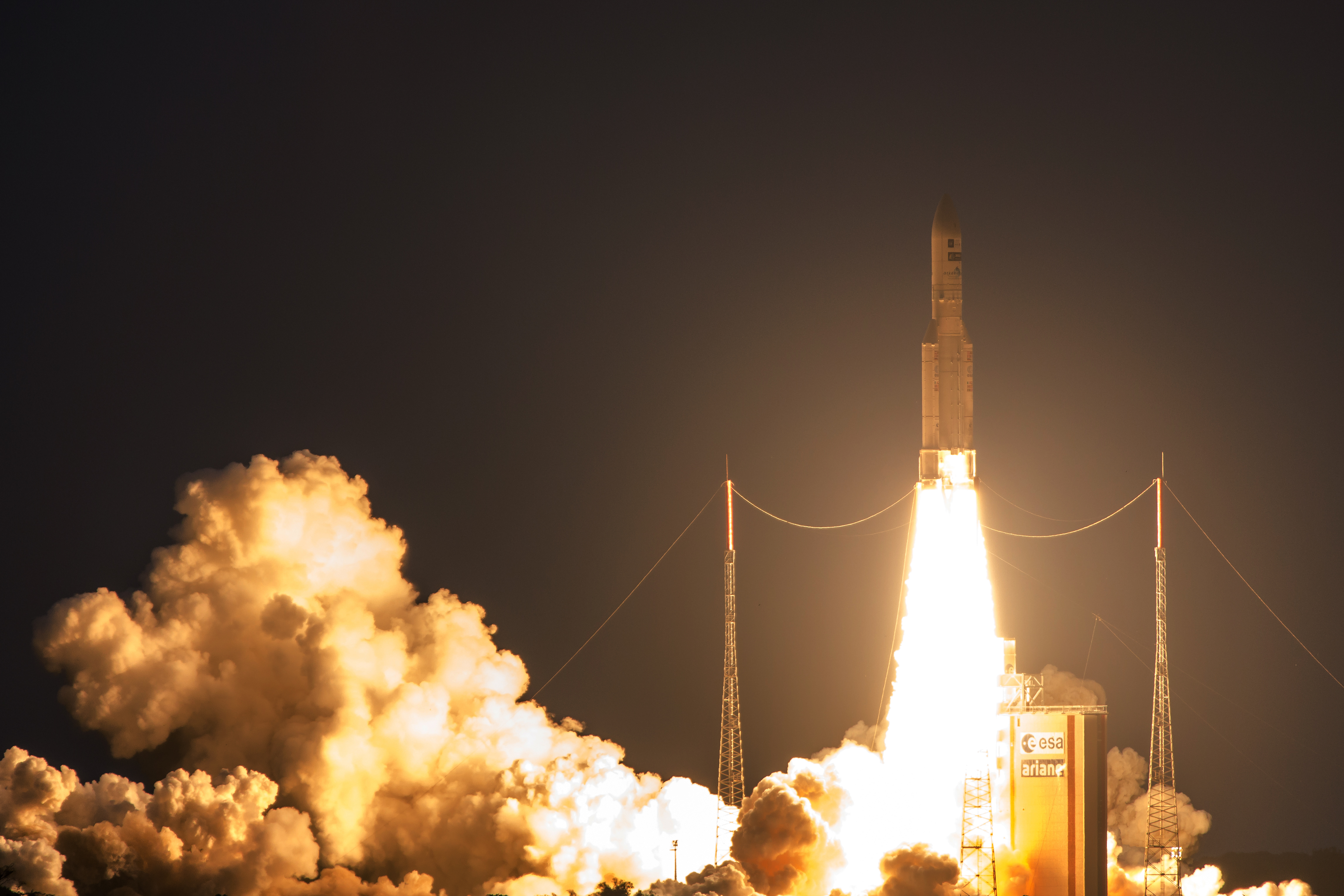 Foto de Jody Amet/ AFP Foguete Ariane 5 com dois satélites a bordo, um deles brasileiro