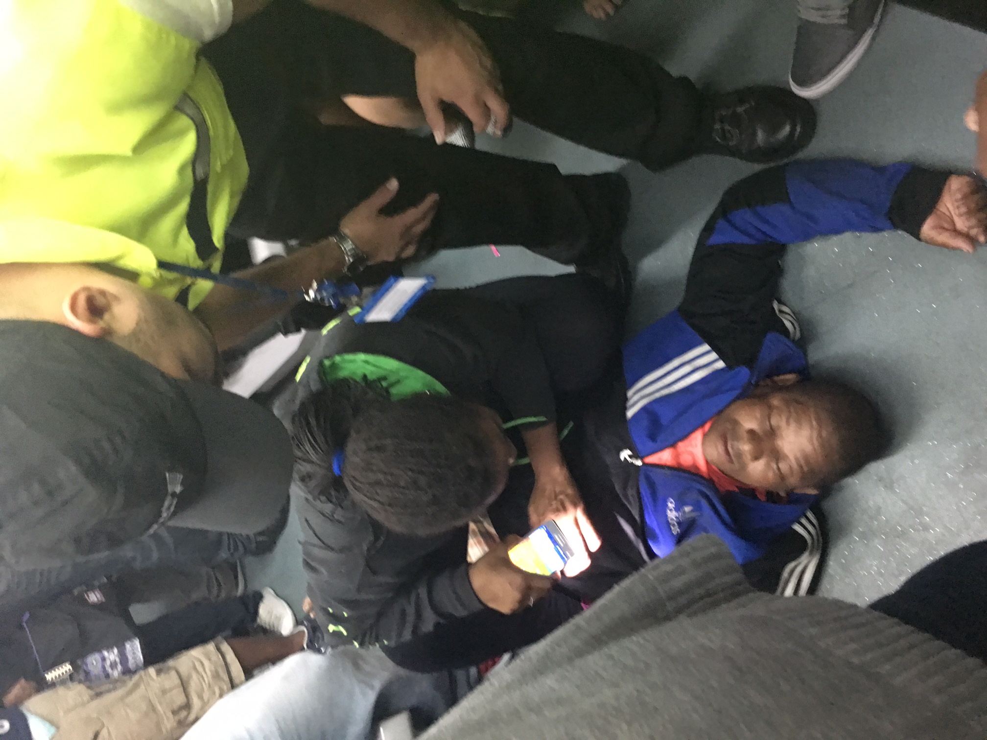 Depois de muita insistência dos passageiros, homem desmaiado recebe assistência no trem