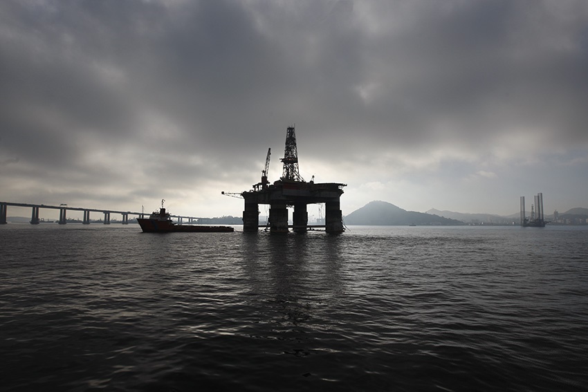 Foto Custódio Coimbra Plataforma de petróleo no meio da baía. Foto Custódio Coimbra