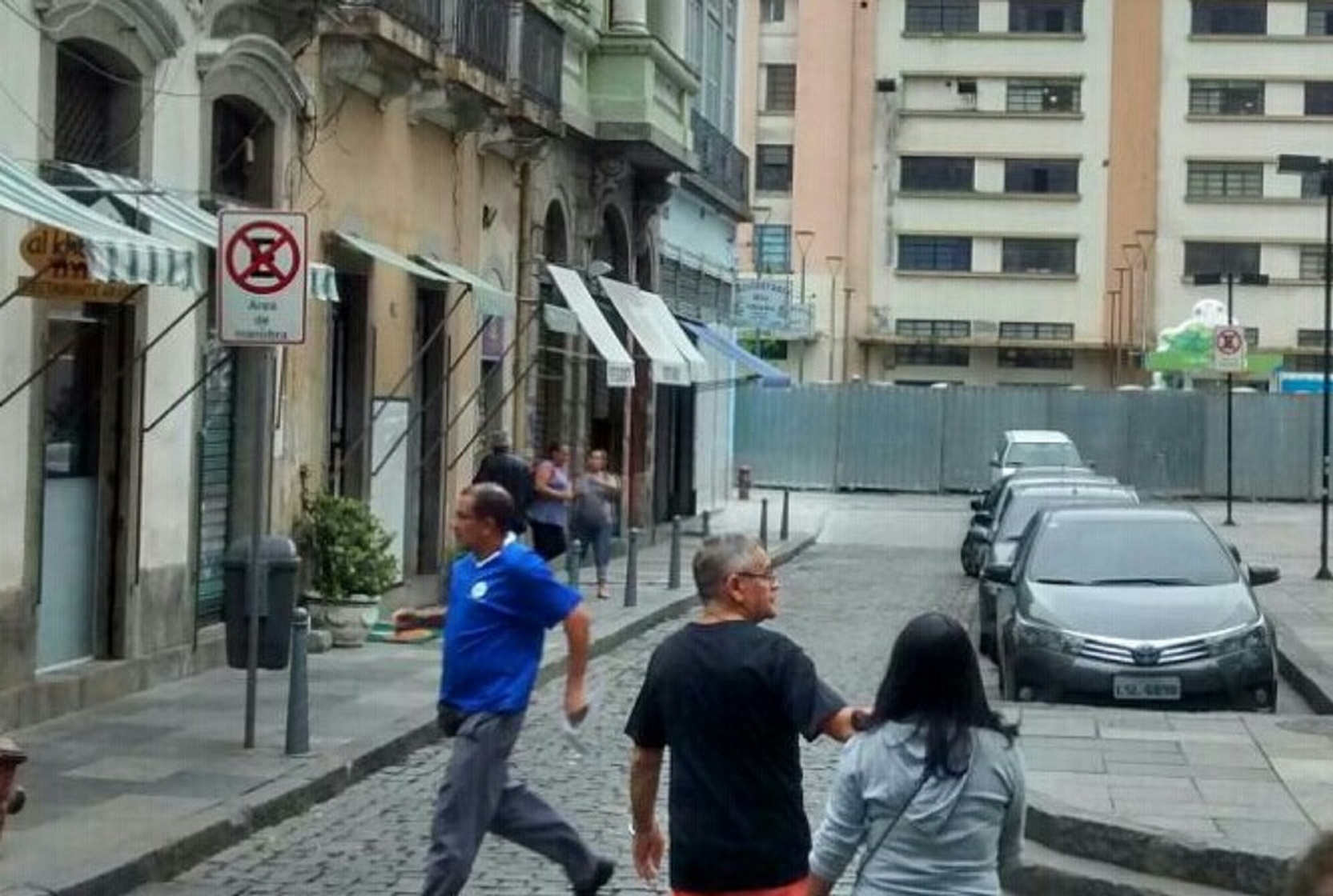 O muro de metal separa a Orla Conde dos cerca de 80 bares e restaurantes que ficam na Rua do Ouvidor e arredores.