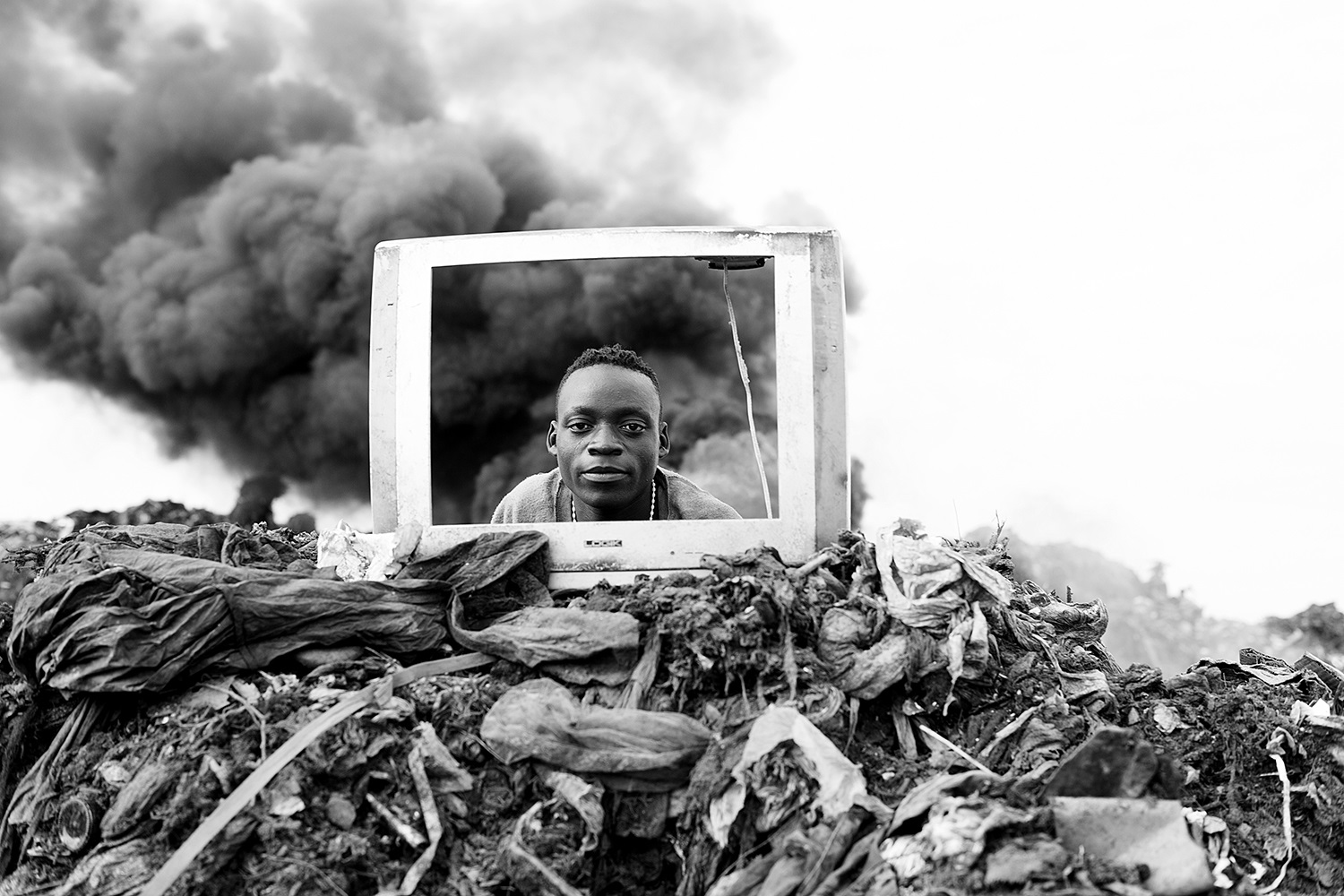 Foto de Mário Macilau Trabalho de Macilau mostra como o consumo excessivo de produtos eletrônicos está se transformando num ciclo de doença e morte