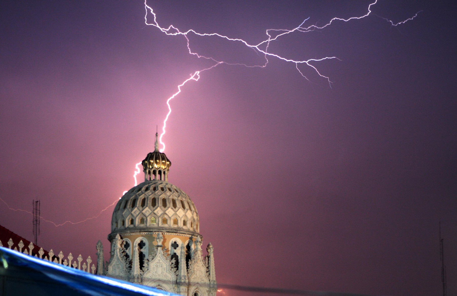 Foto de Thiti Wonnamontha De acordo com a a Federal Aviation Administration (FAA), órgão americano, apenas 391 pessoas, incluindo passageiros e tripulação, foram feridos devido a turbulência nos últimos dez anos. Foto de Thiti Wonnamontha