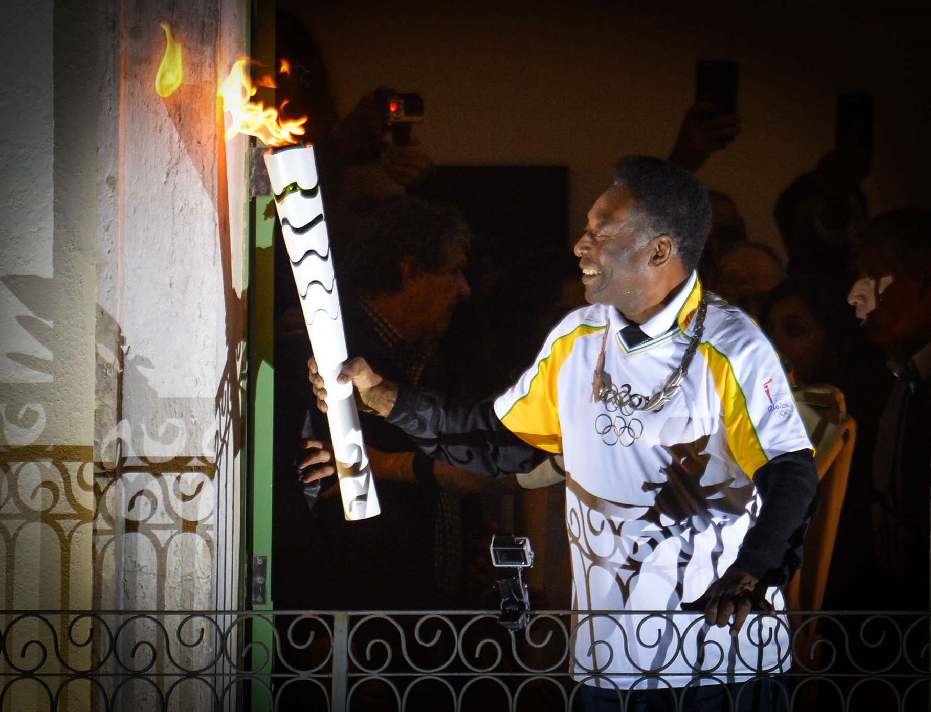 Foto de Guilherme Kastner/Brazil Photo Press Pelé, na sacada do museu que leva o seu nome, em Santos, numa das raras aparições durante os eventos olímpicos. Foto de Guilherme Kastner/Brazil Photo Press