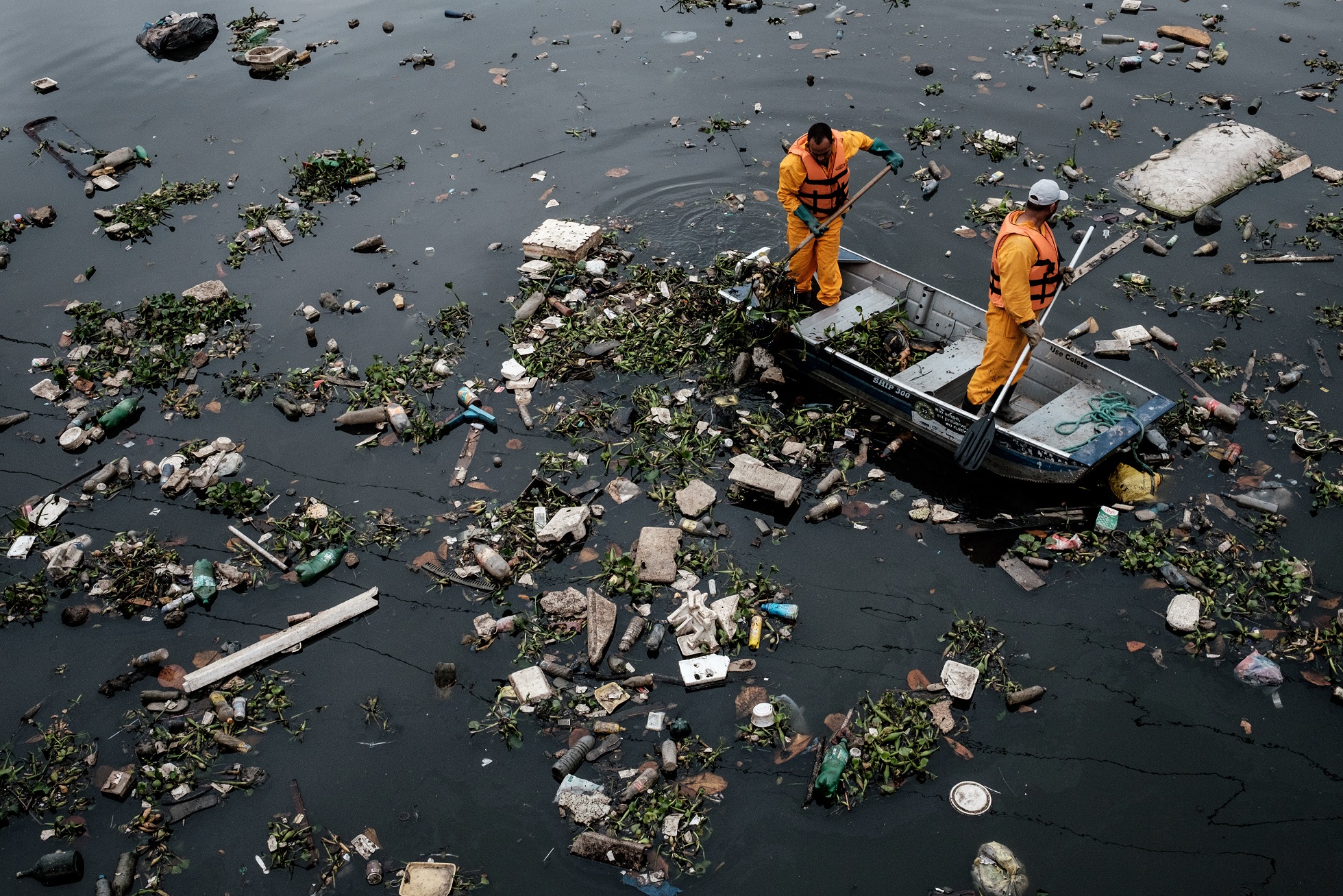 Foto de Yasuyoshi Chiba/AFP Lixo acumulado no rio Meriti, em Duque de Caxias, na entrada da Baía de Guanabara. Foto de Yasuyoshi Chiba/AFP