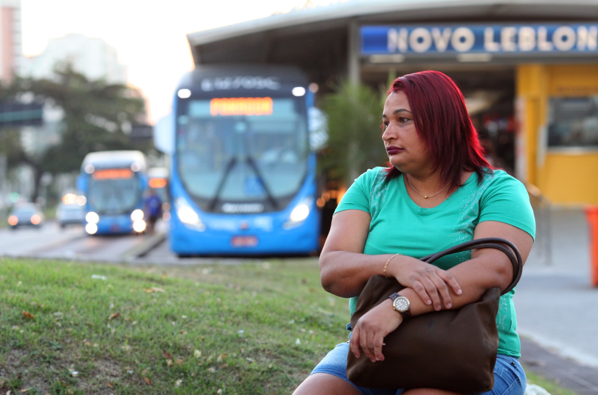 Foto de Gustavo Stephan Sheila Cristina da Conceição ao final da sua viagem diária de Guaratiba, onde mora, até o seu trabalho, na Barra da Tijuca