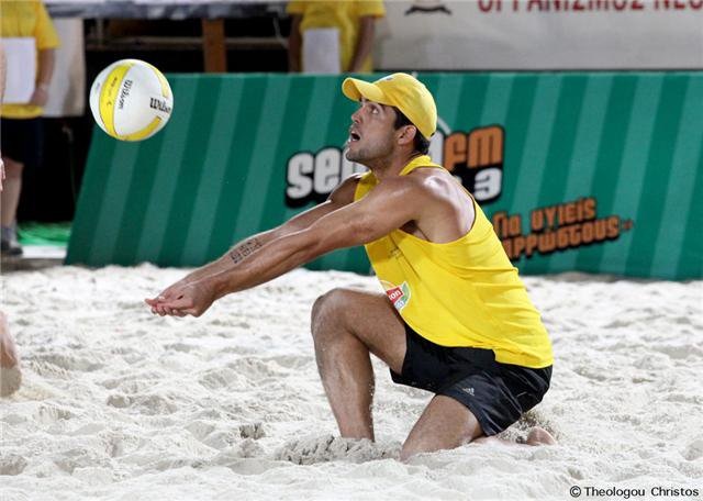 Foto de Theologou Christos Beto Pitta começou criança no vôlei. A partir dos 9, jogou na quadra como seu primeiro ídolo, Giba, defendendo o Tijuca Tênis Clube, no bairro onde cresceu