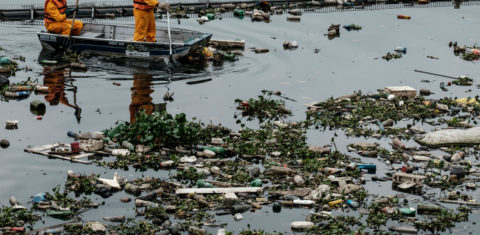 Poluição nas águas da Baía de Guanabara. Foto de Yasuyoshi Chiba/ AFP