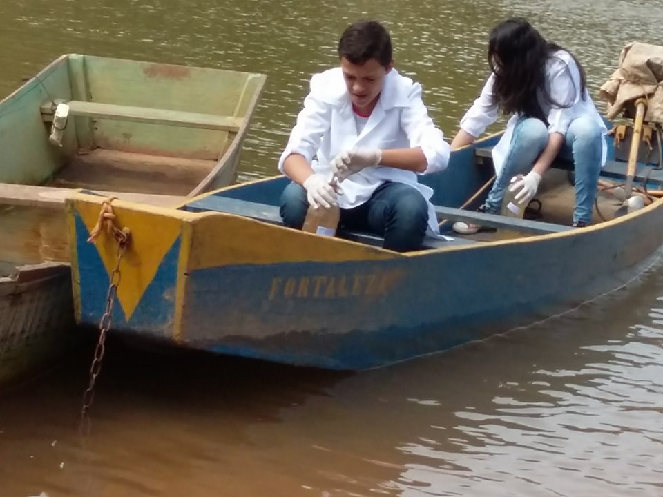 Alunos fazem coleta de amostras da água do Rio Doce (Foto de divulgação)