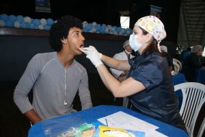 Foto de Daniel Pinheiro/ AGNews Ruan Machado e a voluntária do "Dentista do Bem", Waleska Trinkenreich