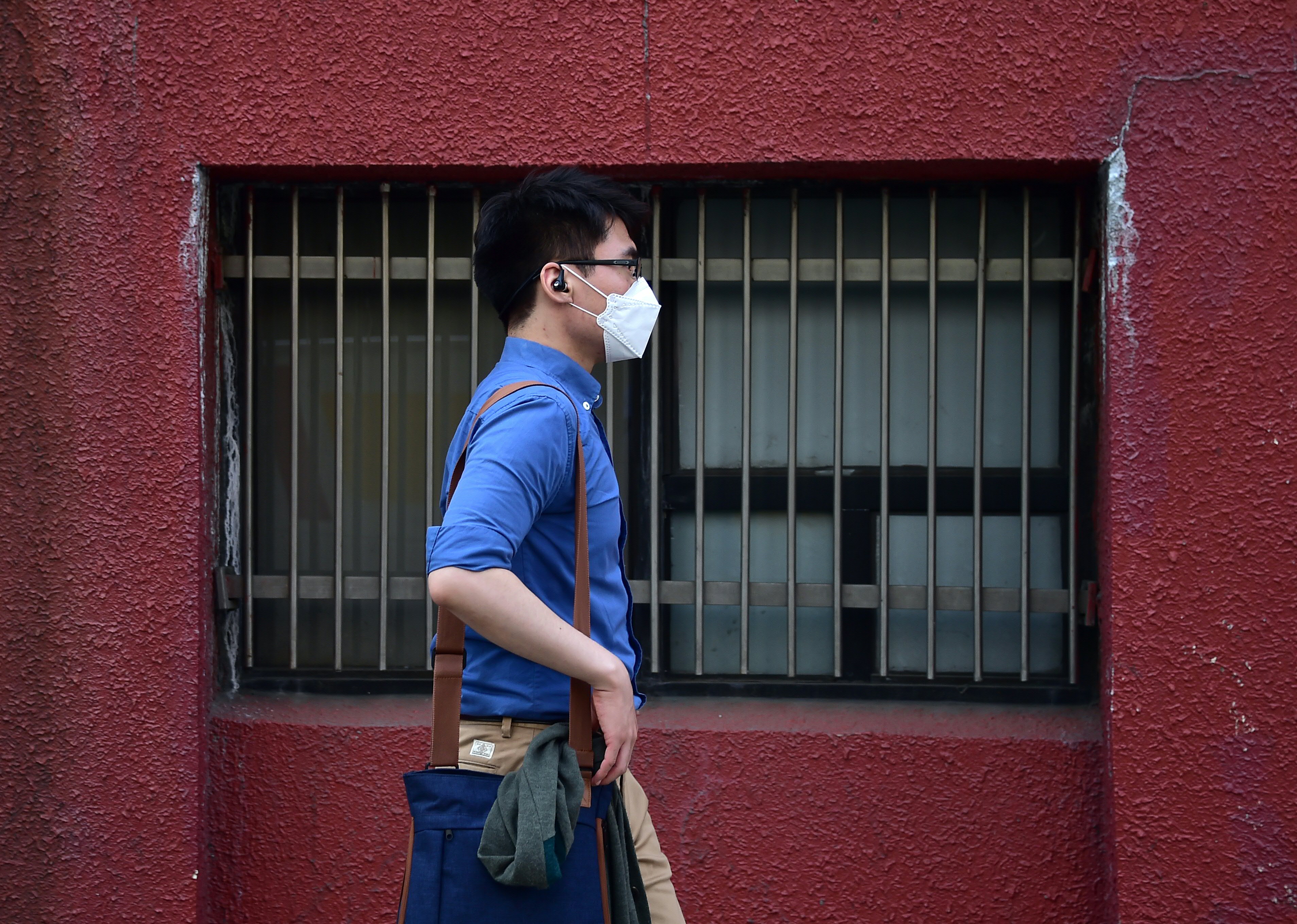 Foto de Jung Yeon-JE-AFP Homem com máscara andando pela rua de Seul, na Coreia do Sul