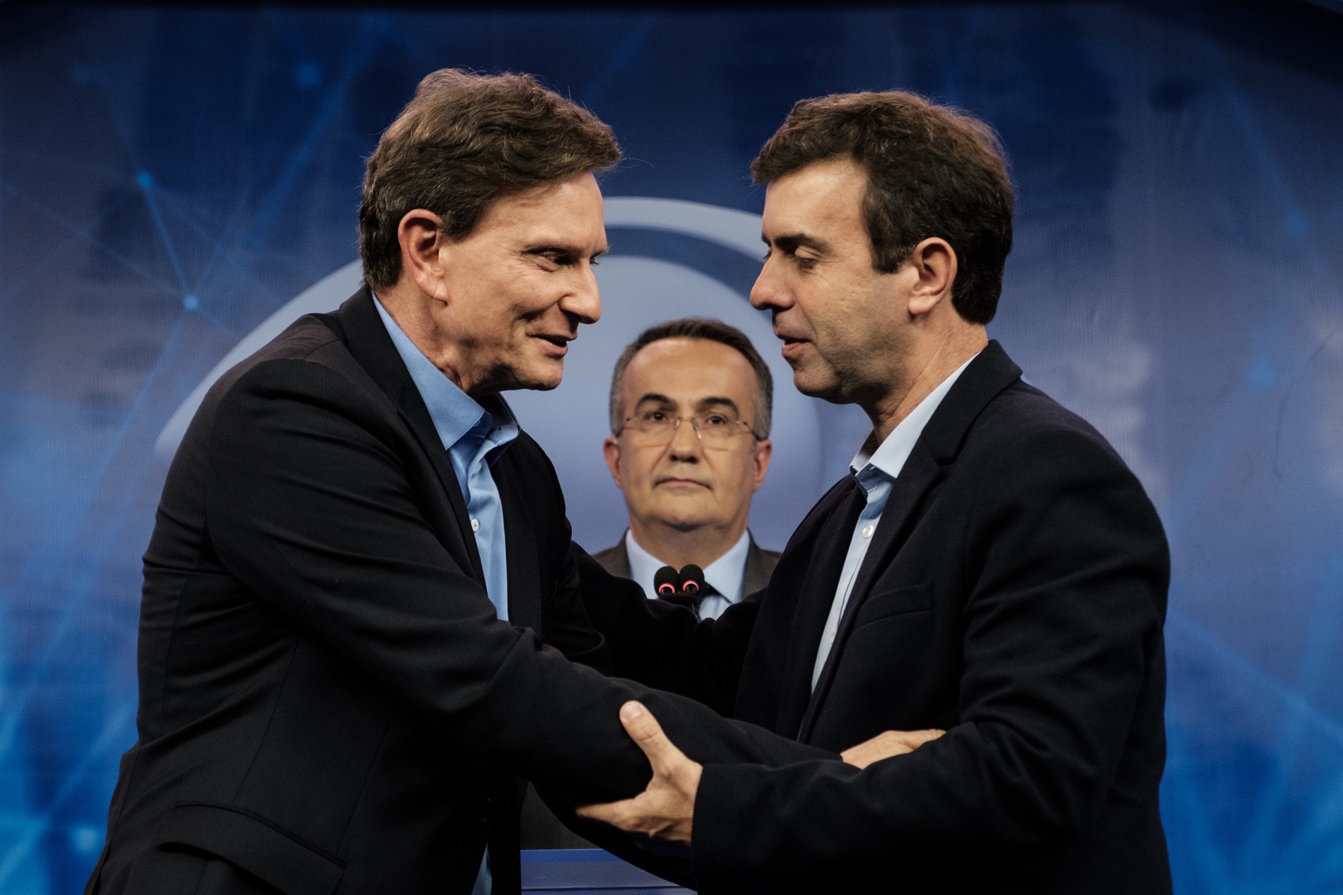 Foto Yosuyoshi Chiba Se as regras americanas fossem aplicadas no primeiro turno do Rio, Crivella debateria consigo mesmo. Foto Yosuyoshi Chiba