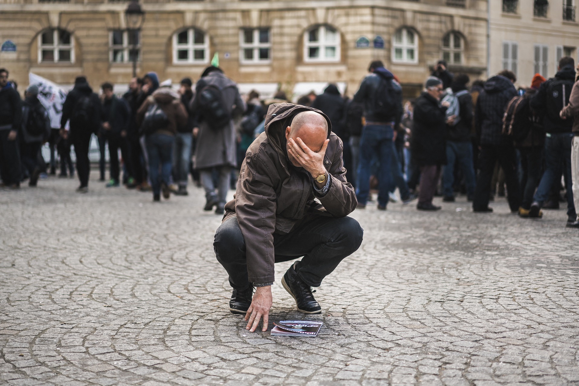Foto de Simon Guillemin/Hans Lucas Homem chora após ser atingindo por gás durante uma manifestação contra as reformas trabalhistas na França. Foto de Simon Guillemin/Hans Lucas