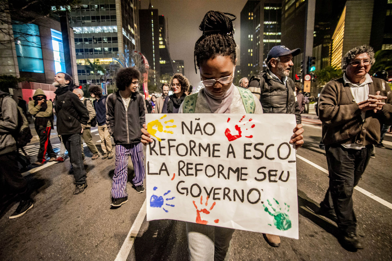 Estudantes protestam na Avenida Paulista contra a medida provisória que reforma o ensino médio (Foto Cris Faga/NurPhoto/APF)