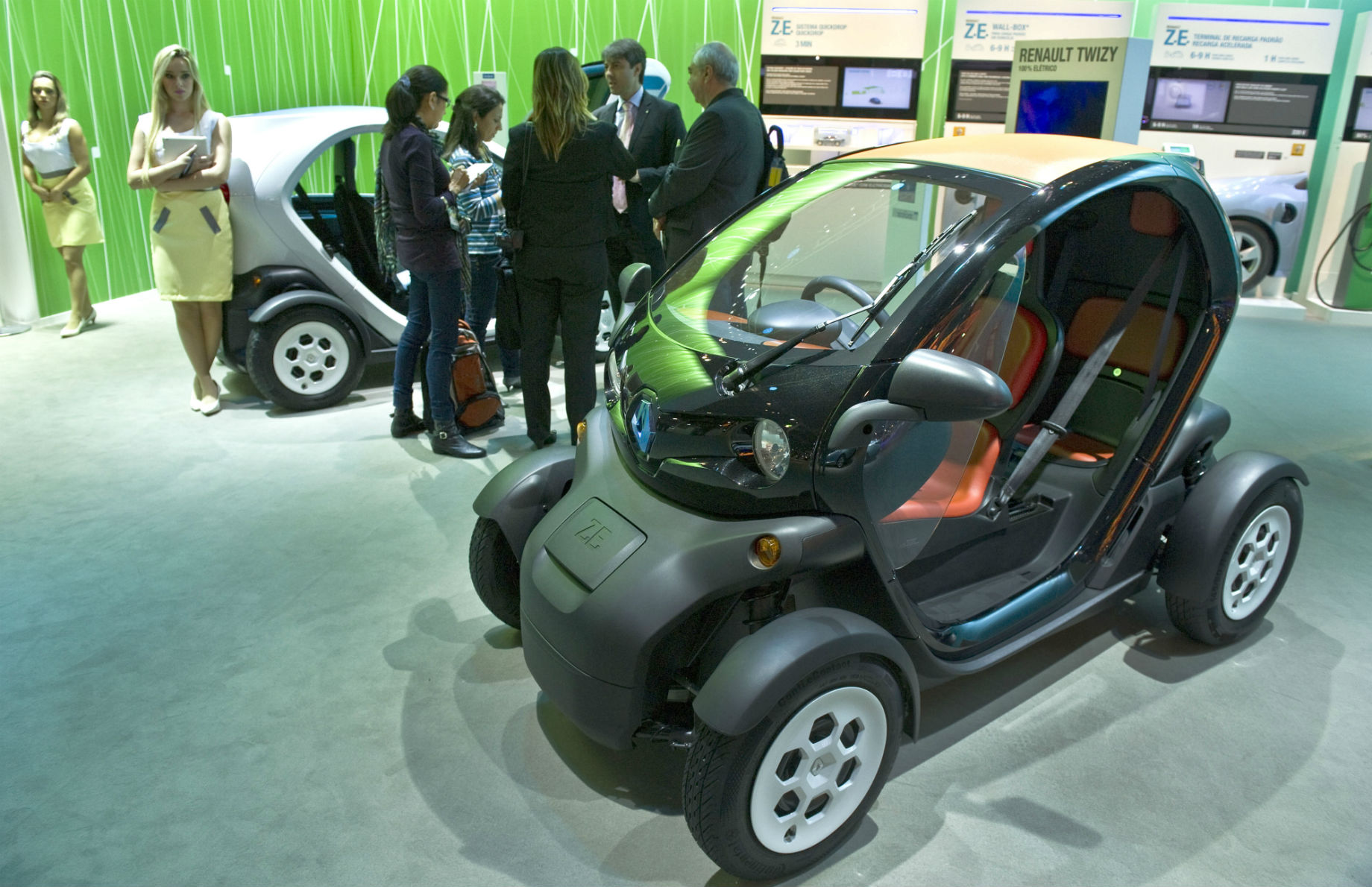 Foto de Nelson Almeida/ AFP Carro elétrico sendo apresentado em feira de automóvel em São Paulo. Foto de Nelson Almeida/ AFP