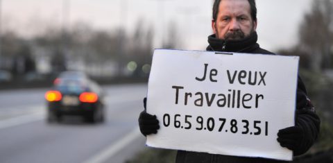 O francês Gilles Latraye, de 57 anos, é um exemplo dos muitos jovens de 50 ou mais que buscam oportunidades: "Eu quero trabalhar", diz o cartaz. Foto de Jean Christophe Verhaegen/AFP