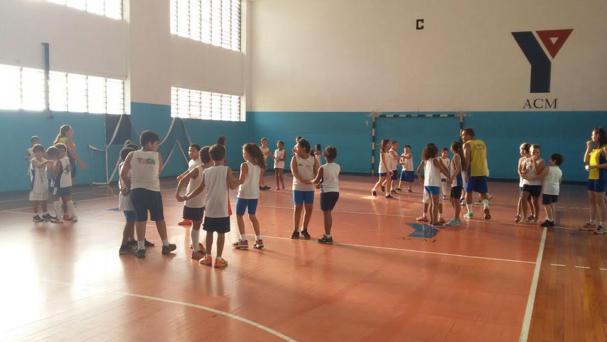 Foto de divulgação Aula de esporte para crianças na ACM