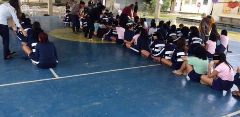 Presidiárias enfileiradas na quadra de futebol. Foto de Divulgação