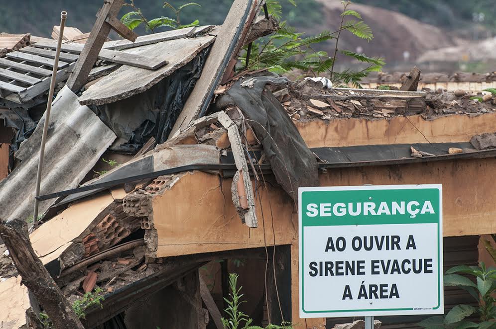 Foto de André Teixeira Placa de seguranca em Bento Rodrigues. Foto de André Teixeira