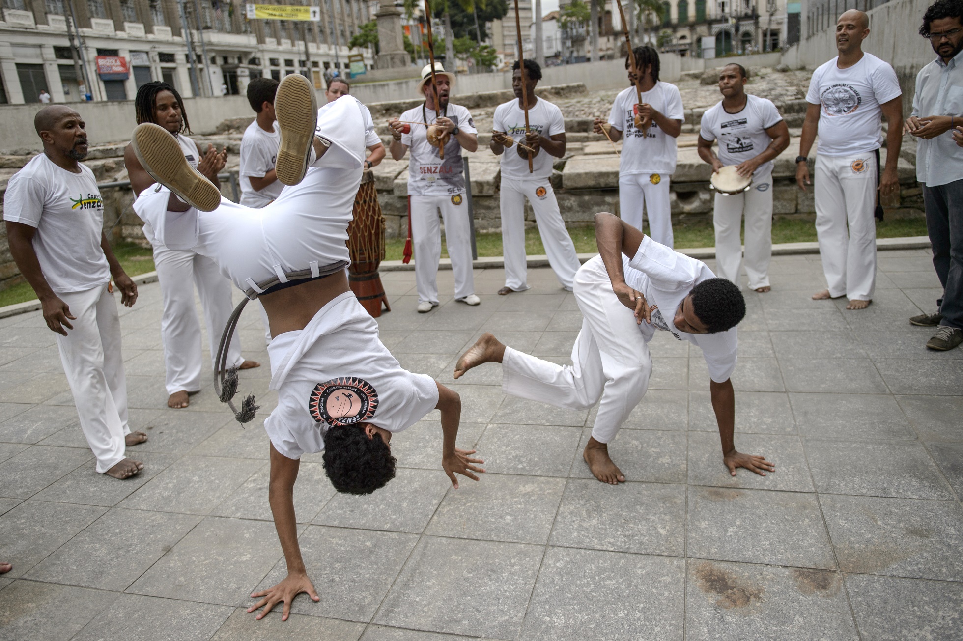 Foto de Yasuyoshi Chiba Neste momento, o Ministério dos Esportes tenta decidir se capoeira é ou não um esporte. Foto de Yasuyoshi Chiba