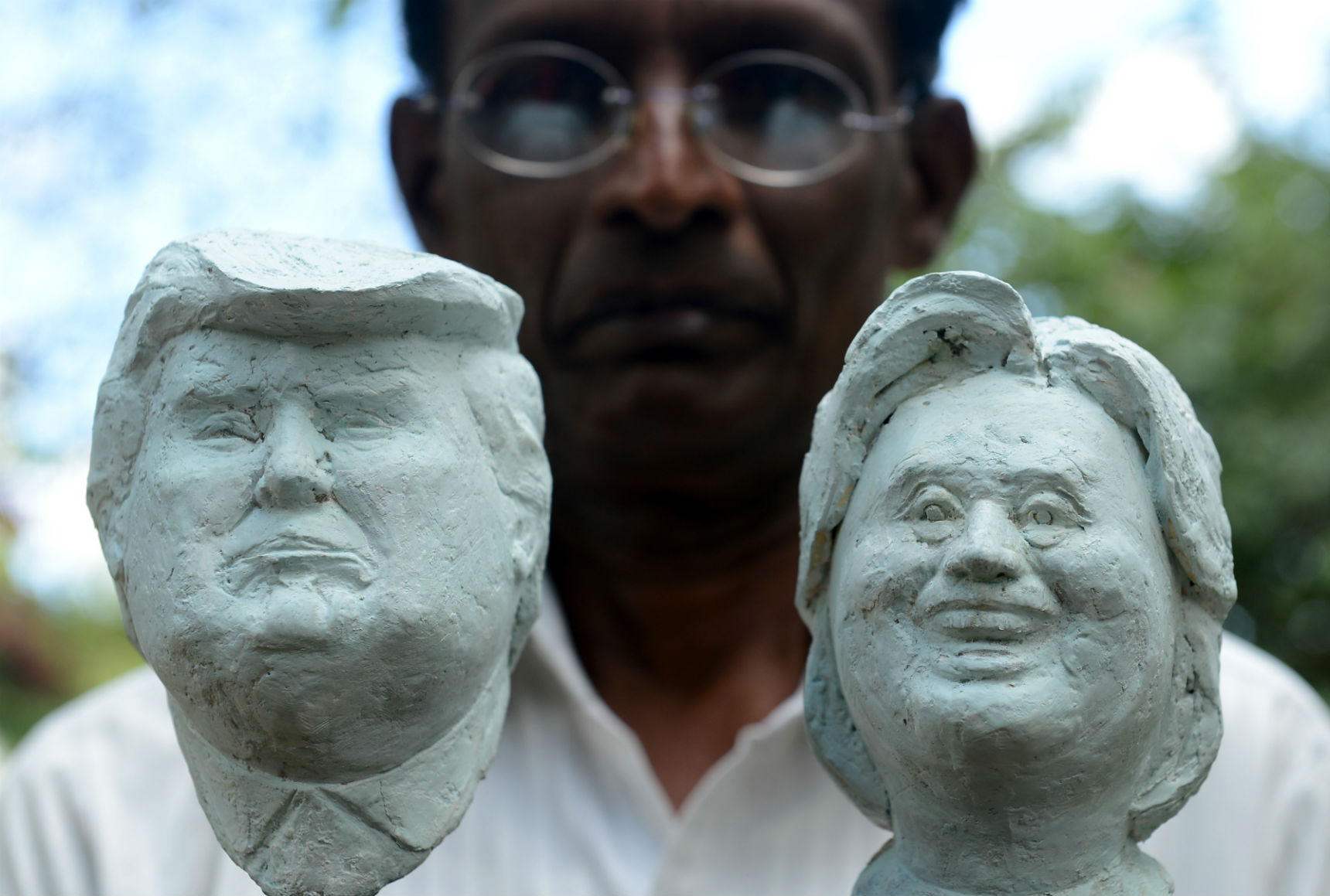 Foto de Lakruwan Wanniarach/ AFP Busto de Trump e Hillary, do artista do Sri Lanka, Upali Dias. Foto de Lakruwan Wanniarach/ AFP