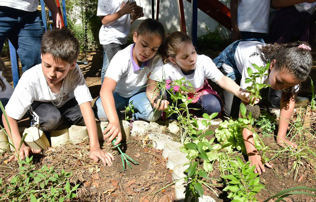 Crianças atendidas no projeto social Gotas de Amor