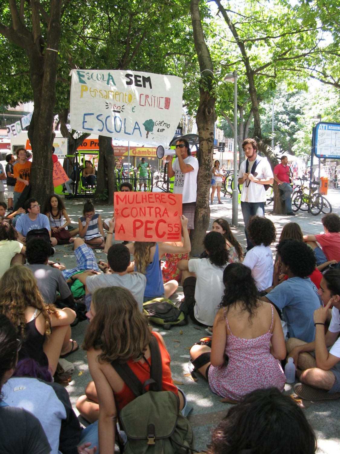 Alunos e professores do Ceat, no meio da praça: aulão para discutir temas como a PEC 55 e a Escola Sem Partido