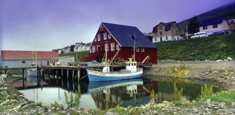 A aprazível Siglufjörður, uma vila de pescadores isolada na Islândia, faz sucesso entre os artistas. Foto de Loretta Felli /AGF/Photononstop