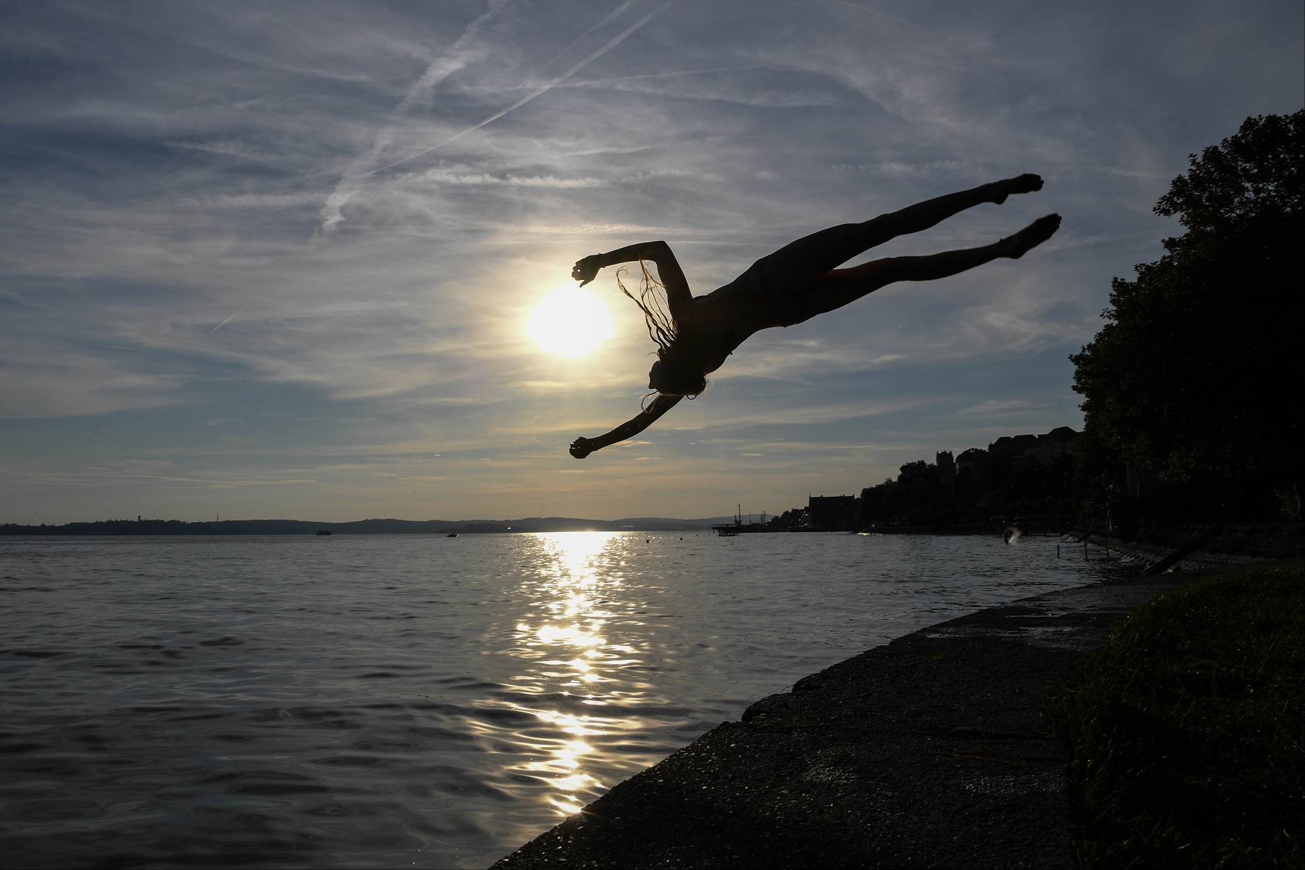 Um jovem merculha no belo e limpíssimo Lago Constança, no Sul da Alemanha. Foto Felix Kaestle/DPA