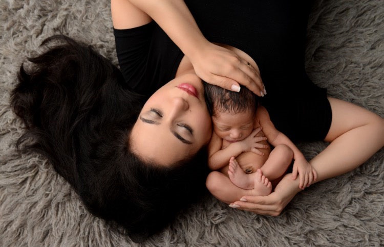 Karina Albuquerque e seu filho recém-nascido, Brian, em 2014. Ela guardou as férias durante sete anos para poder aproveitar os primeiros meses do bebê. Foto: Arquivo Pessoal/Brilianna Photography