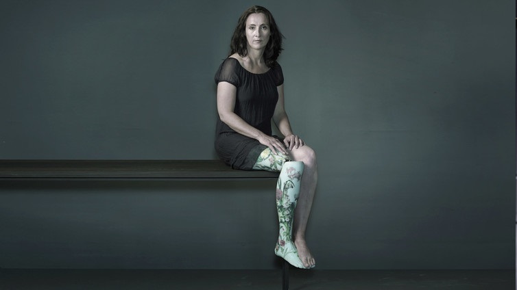 Foto de Rosemary Williams e Nadav Kander Kiera Roche usa uma perna de porcelana com motivos florais desenvolvida pela Altlimpro. Foto de Rosemary Williams e Nadav Kander