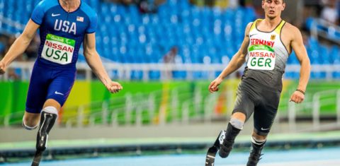 As “pernas” Flex-Foot, ou lâminas, desenvolvidas por Van Phillips, não se parecem com as humanas, mas fazem amputados correrem até mais que muitos atletas normais. Foto JENS BUETTNER/DPA