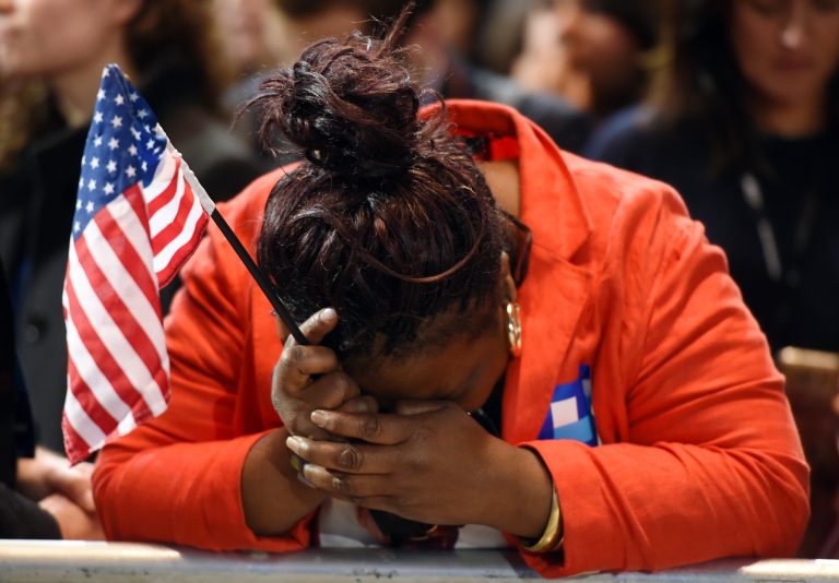 Eleitora democrata lamenta a surpreendente vitória de Trump. Don Emmert/AFP