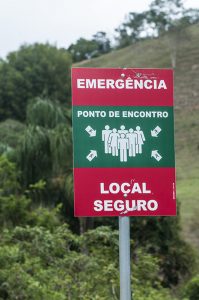 Foto de André Teixeira Placa de aviso em Paracatu de Baixo. Foto de André Teixeira