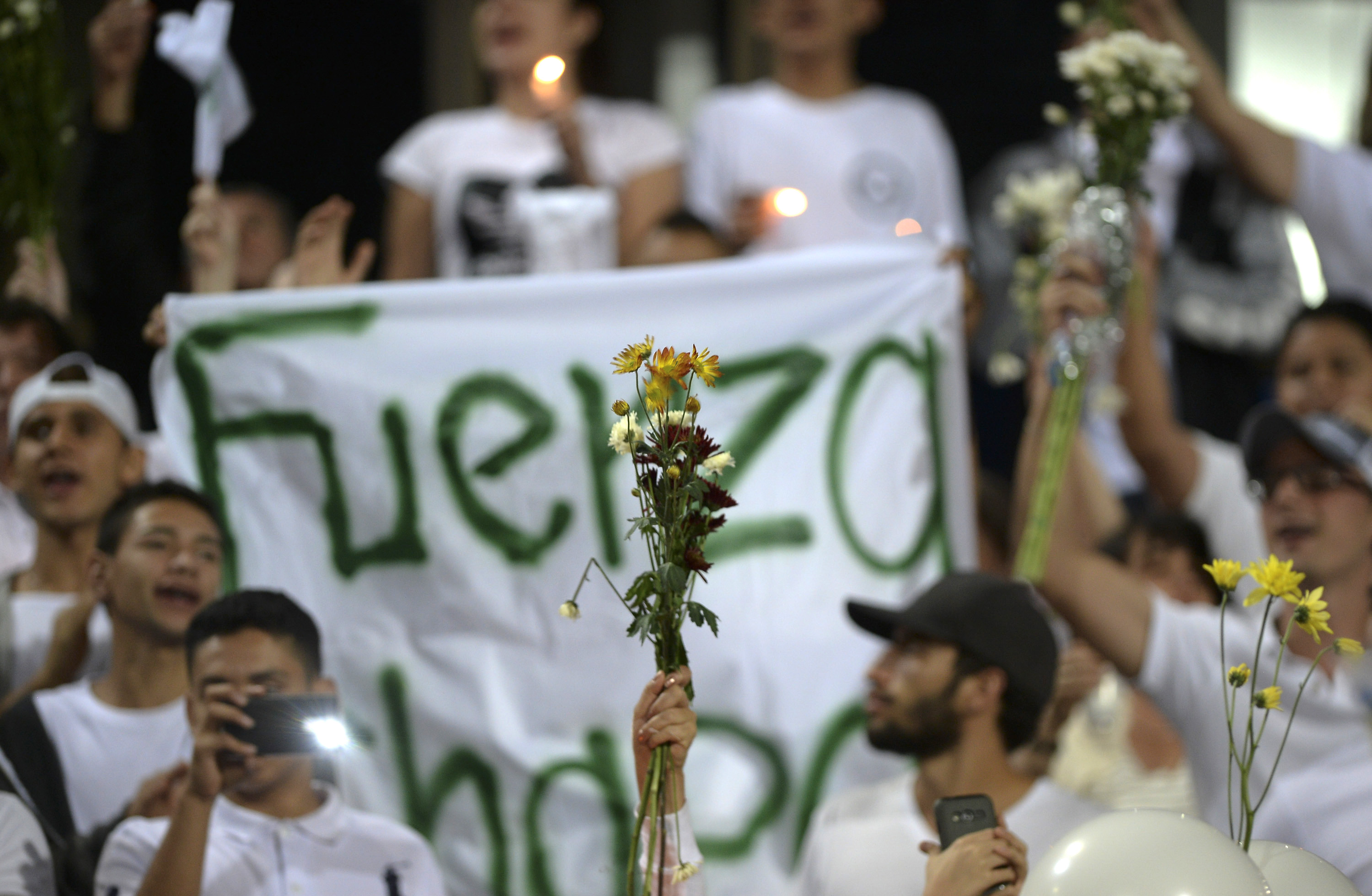 Homenagem colombiana aos mortos no voo que levava a equipe do Chapecó e jornalistas a Medellín no último dia 30 (Foto Raul Arboleda)