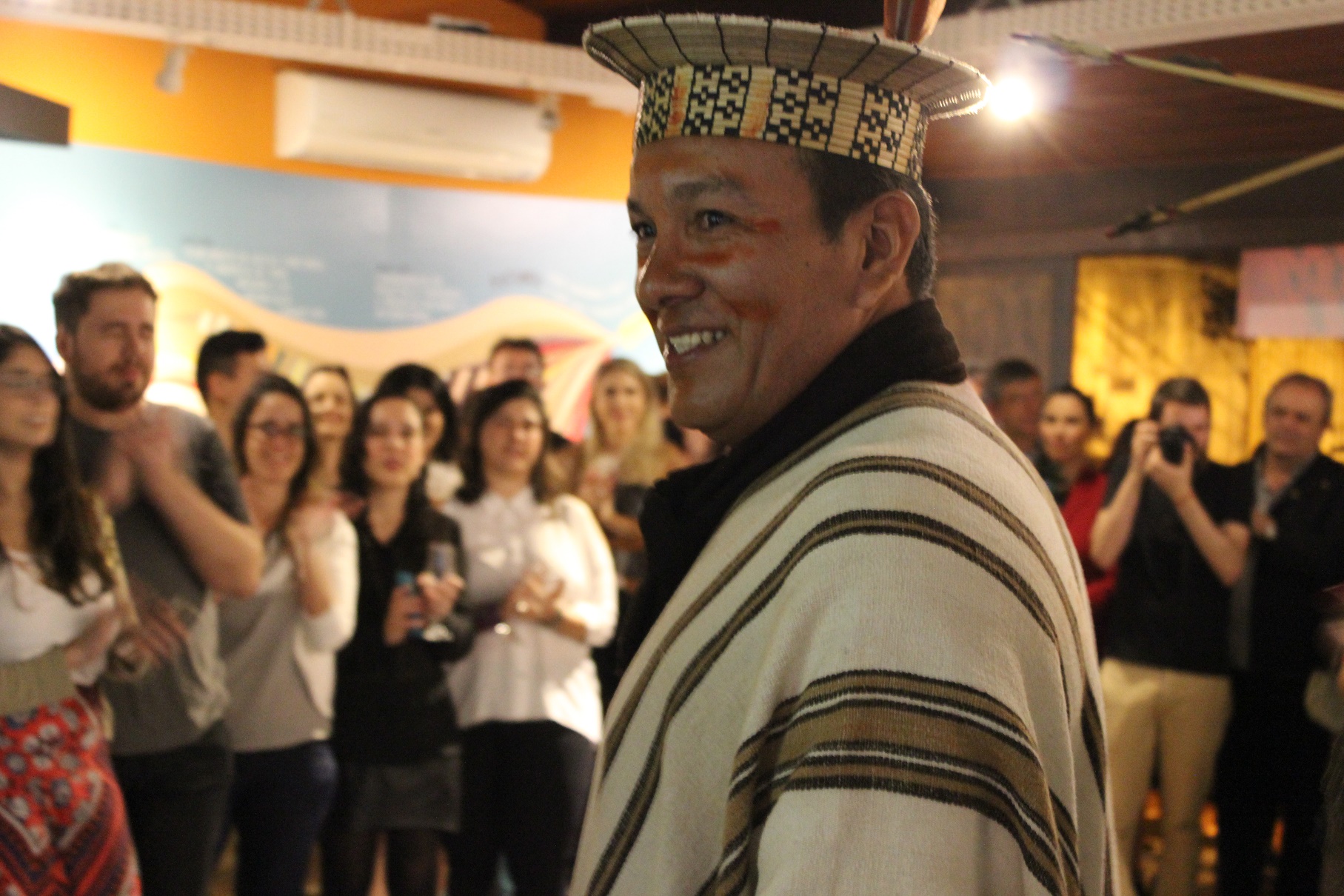 Foto de Júlia Calvão A tarefa de transmitir a longa história de sobrevivência ao público que visitou o evento em Santa Teresa coube ao líder indígena Francisco Piyãko, filho do cacique da etnia. Foto de Júlia Calvão