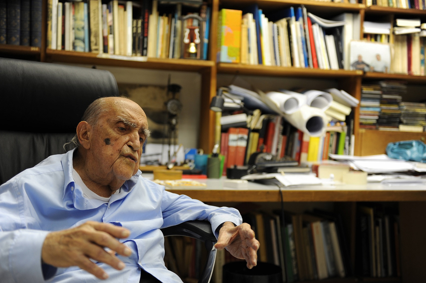 Oscar Niemeyer, em seu escritório, onde trabalhou normalmente até os cem anos de idade. Foto de Vanderlei Almeida/AFP