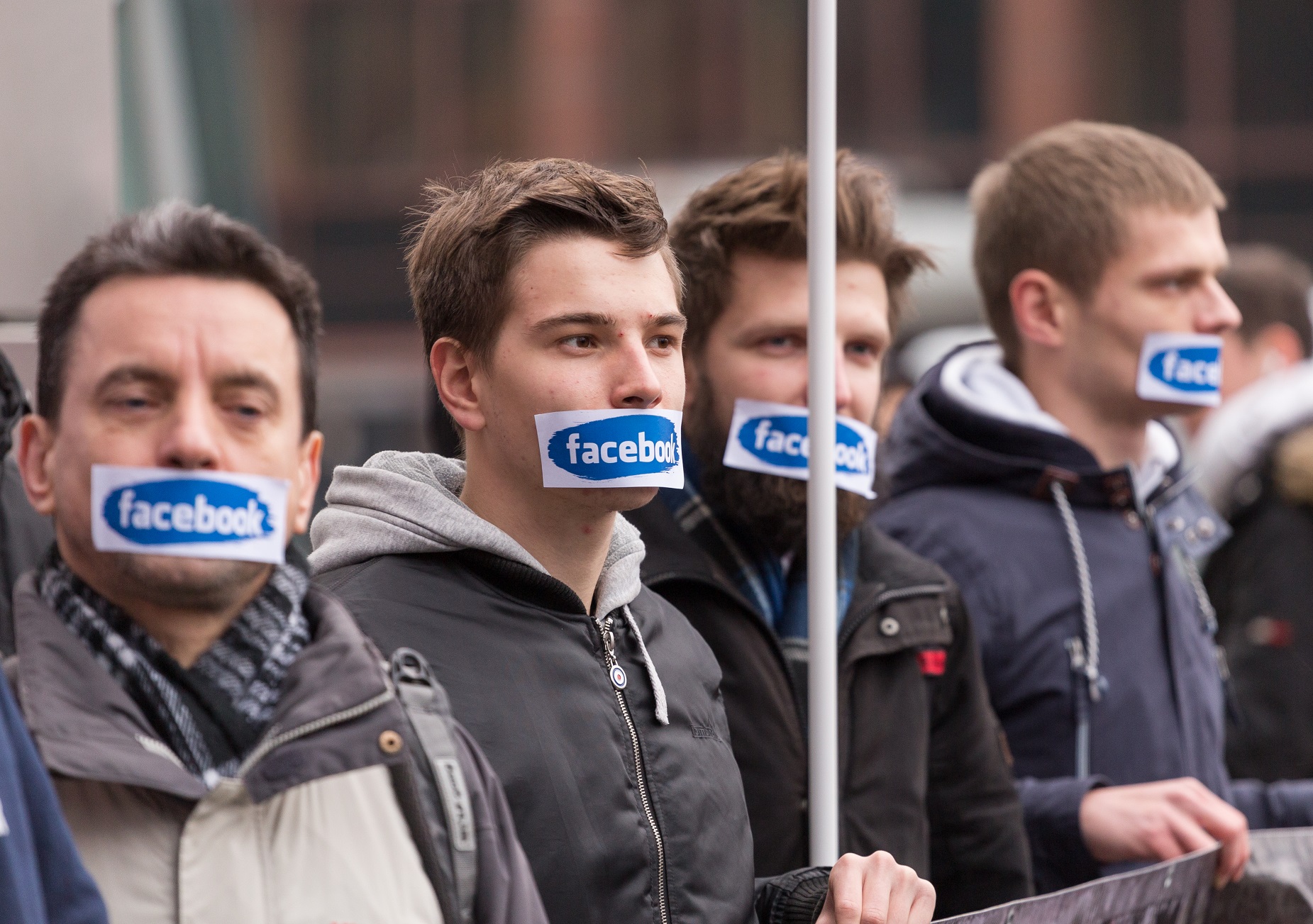 Foto Mateusz Wlodarczyk/NurPhoto Manifestantes de extrema-direita na Polônia protestam contra o Facebook. Foto Mateusz Wlodarczyk/NurPhoto