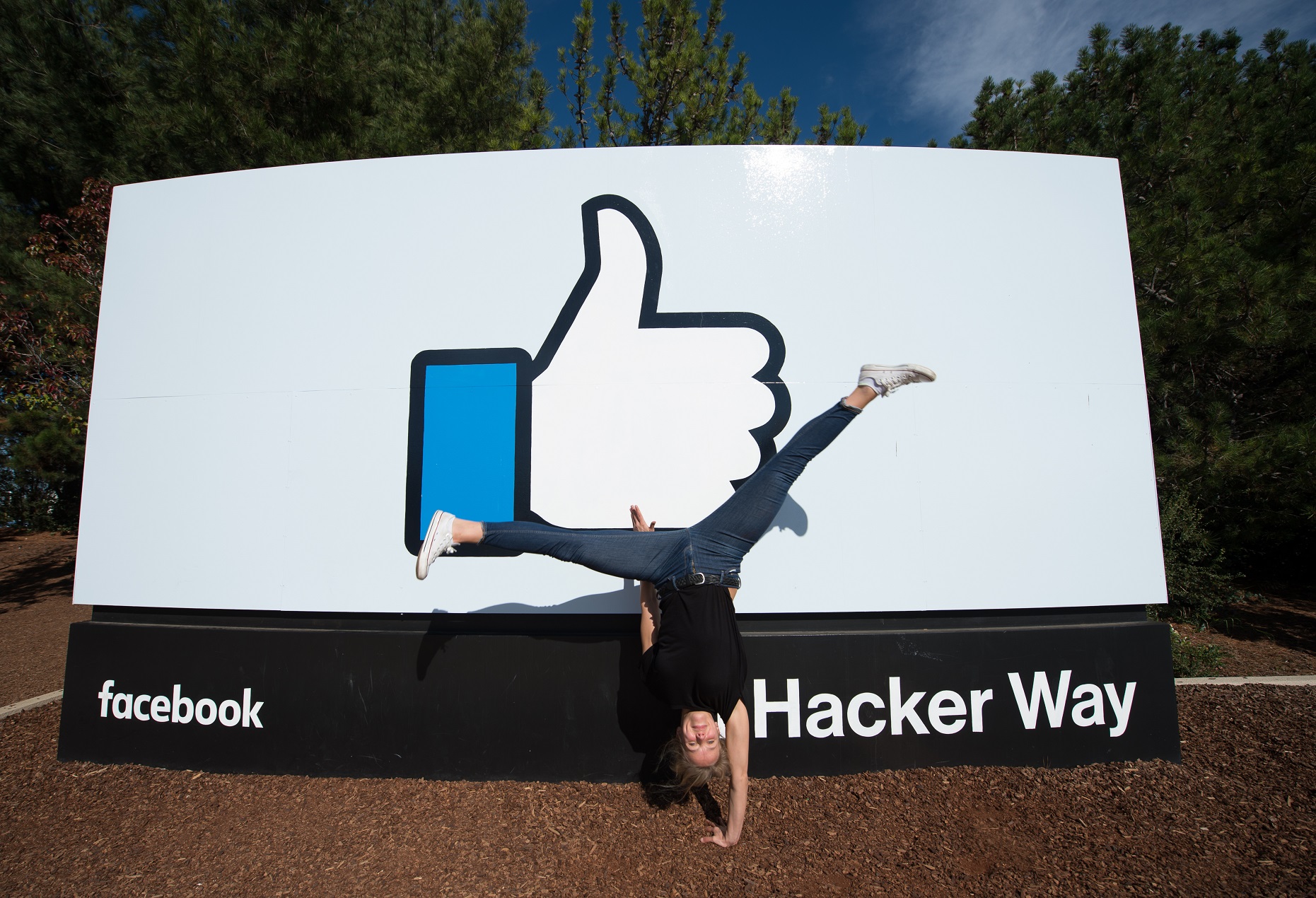 Foto Josh Edelson/AFP Tem gente que faz qualquer coisa para conseguir um like no Facebook. Foto Josh Edelson/AFP