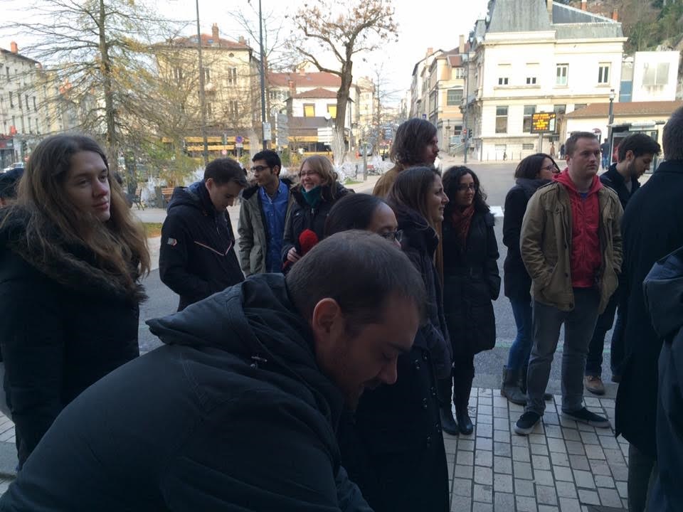 Cientistas europeus acompanham Hicheur até a delegacia onde ele precisa assinar, três vezes por dia, um livro de presença. Foto de amigos