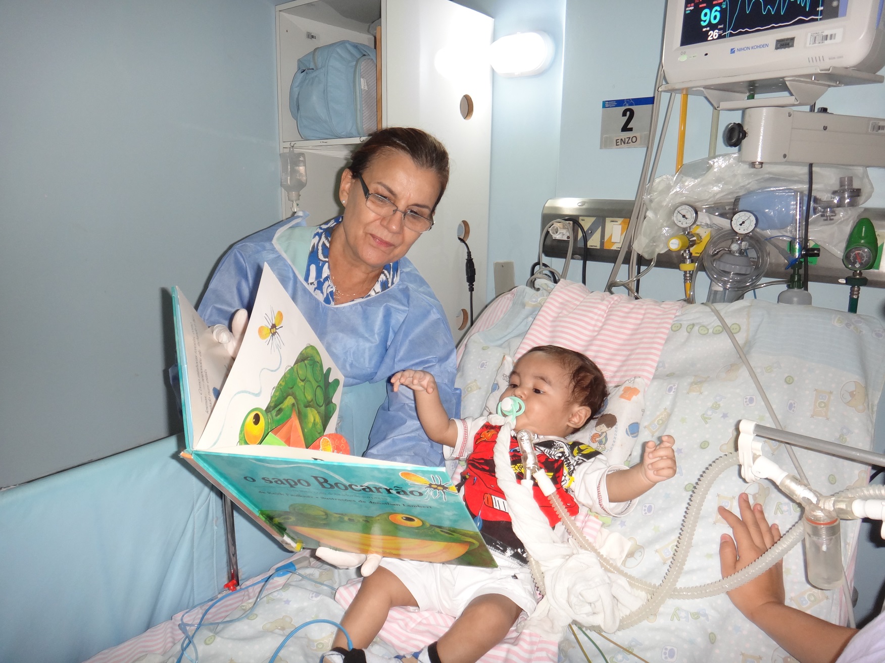 Foto de Divulgação Voluntária mostra as figuras do livro para o bebê internado. Foto Divulgação