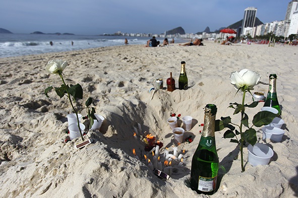 As garrafas de bebidas são os resíduos mais comuns, mas há também grande quantidade de flores, velas e vidros de perfume