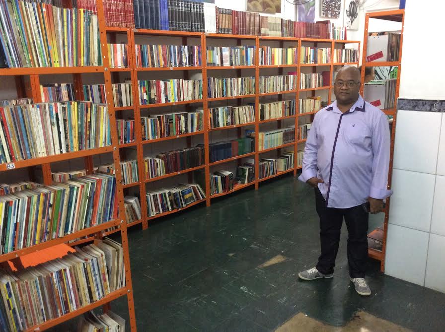 Foto de Wilson Aquino Tião, presidente da ONG, e os livros do Instituto Vida Real