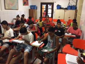 Foto de Wilson Aquino Alunos na aula de reforço do Instituto Vida Real, na Maré