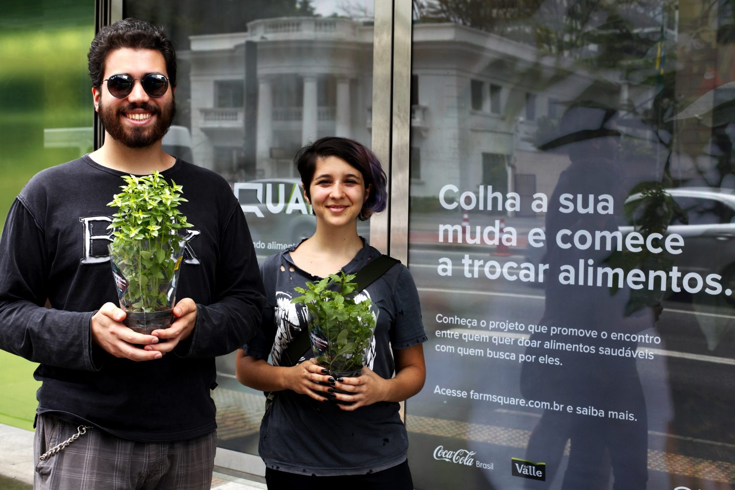 O casal Hugo Szazg e Júlia Szabó pretende começar uma horta no apartamento (Foto: Rodrigo Peixoto/Coca-Cola Brasil)