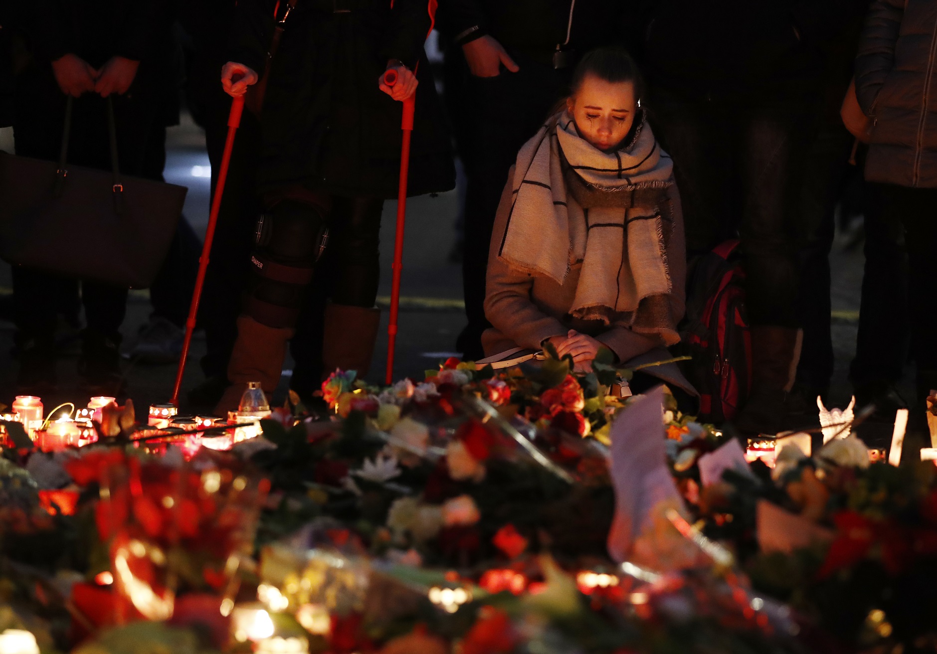 Mulher chora pelas vítimas do atentado em Berlim. Foto Odd Andersen/AFP