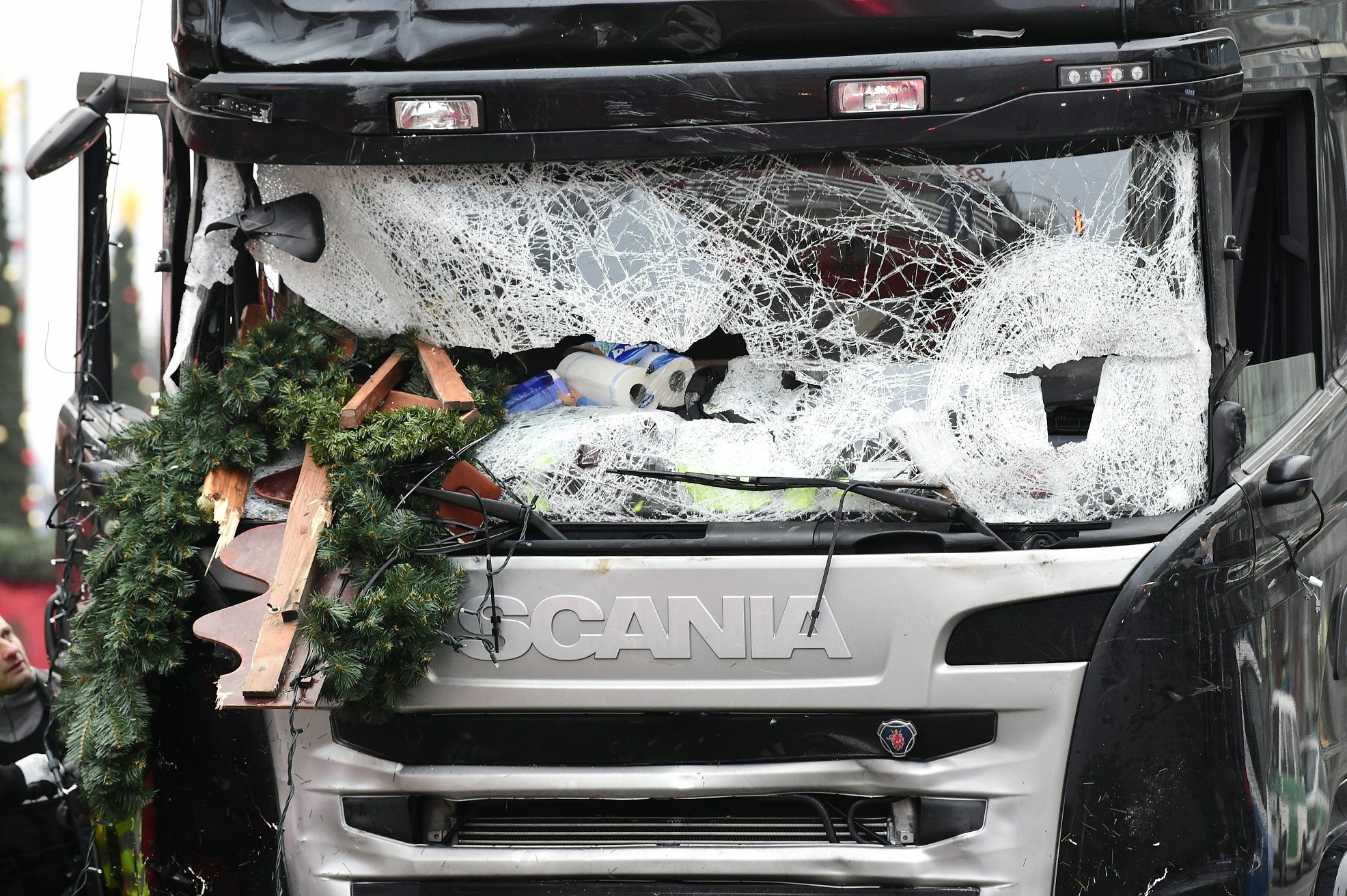 Imagem do caminhão usado no ato que destruiu um dos mercados de Natal de Berlim. Foto de Tobias Schwarz